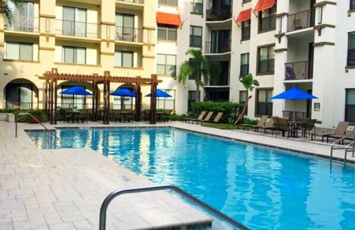 Carver City - Lincoln Gardens Apartment | KING Bed, Walk to Shopping/Food, Pool and Gym!