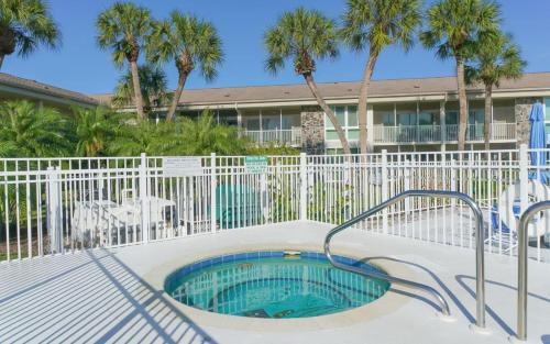 Saint Armands Key Apartment | King Bed - Walk to St. Armand's Circle and Lido Beach in Minutes!