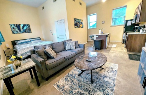 The Gate Apartment | King Bed-Walking Distance to SSM Cardinal Glennon