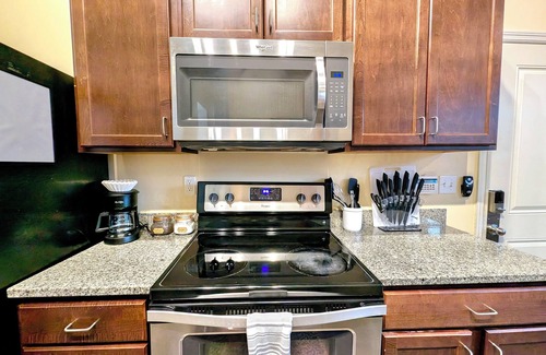 The Gate Apartment | King Bed-Walking Distance to SSM Cardinal Glennon