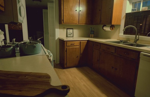 Weatherford House | King bed Weatherford square