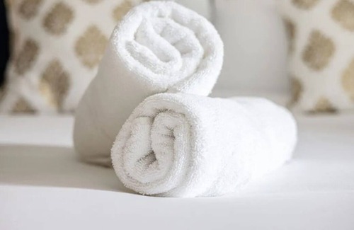 Morena Apartment | King Beds Apt by SeaWorld. Pool, Hot Tub, Gym