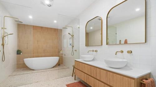 Gold Coast City House | King Beds - Ensuites - Sleeps 20 - Cinema - Lake