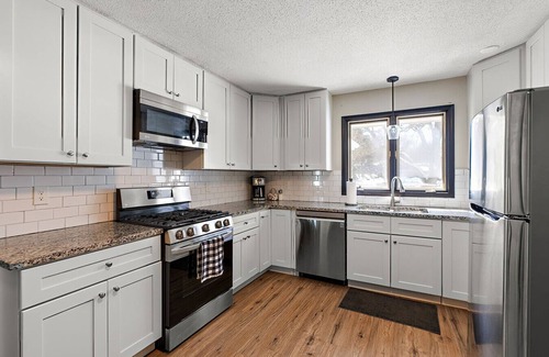 Burnsville House | King Beds, Sleeps 11, *Entertainment Included!*