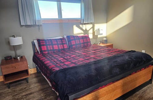 Maple Hill House | King Cabin Room Sunflower