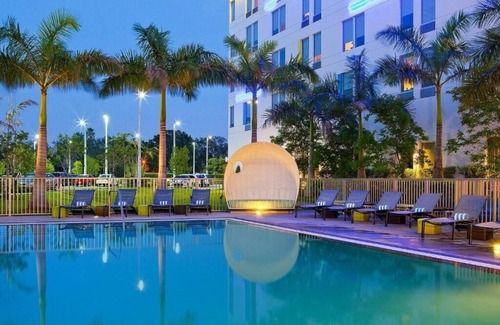 Doral Apartment | King Guest Room Near Menta y Canela Nail Salon MIA