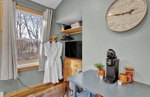 Briar Crest Woods Cabin | King - Massage - Pet Friendly - Romantic