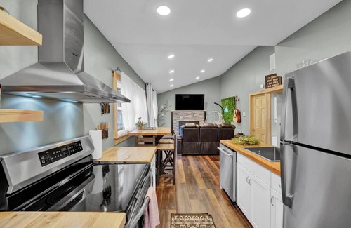 Briar Crest Woods Cabin | King - Massage - Pet Friendly - Romantic