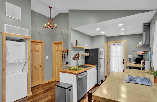 Briar Crest Woods Cabin | King - Massage - Pet Friendly - Romantic