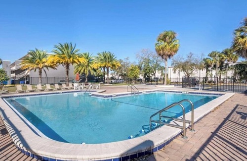 Southwest Orlando Apartment | King Or Twin Room Gator Golf Adventure Park ORL