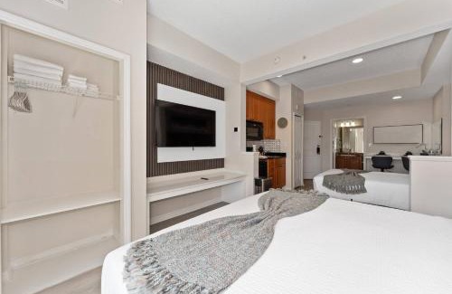 Florida Center House | King Queen Spacious Studio Near Universal