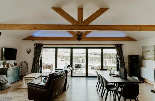 Newark upon Trent House | King Richard's Luxury Lodge - Sleeps up to 8 ,Dog Friendly ,Near Sherwood Forest at Fairview Farm in Nottingham set in 88 acres and great for Groups,Family Gatherings,Corporate events