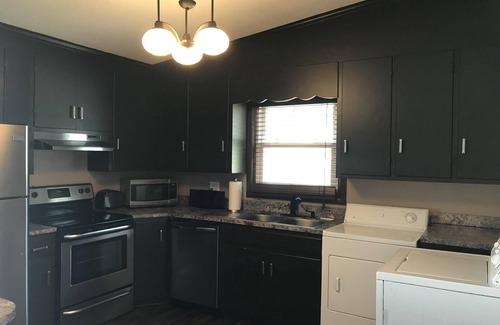 Goldsboro House | KING'S COURT - Entire House - 3 Bedrooms - Cozy, Comfortable & Clean