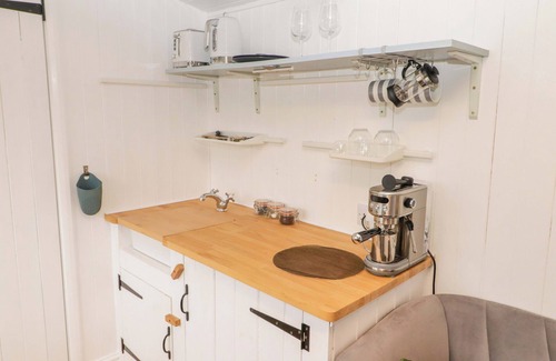 Nantgarw Cottage | KING'S CWTCH SHEPHERD'S HUT, pet friendly, with open fire in Pentyrch