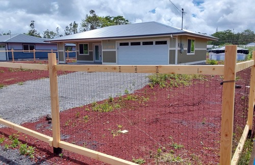 Ainaloa House | King size Bedroom for Vacation/Delightful house with WiFi in charming Pāhoa