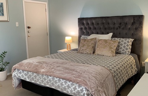Cambridge Bed & Breakfast | King size bedroom with ensuite and separate entrance, covered off street parking