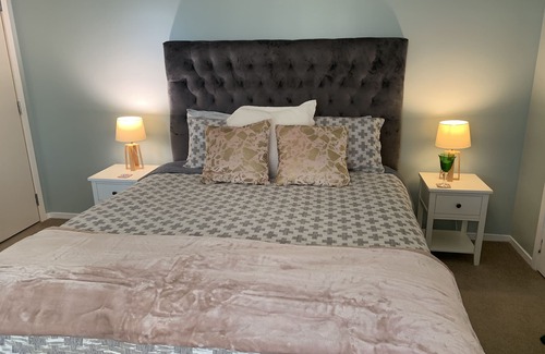 Cambridge Bed & Breakfast | King size bedroom with ensuite and separate entrance, covered off street parking