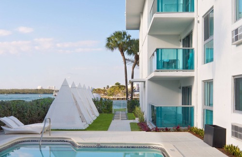 Bal Harbour Apartment | King Size Studio with Kitchenette, Steps Away from Bal Harbour Beach
