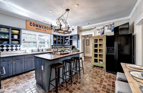 Suwanee House | King St RETREAT- PvT pool, bball, ping pong, Pets OK