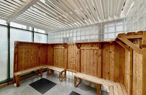 Oro-Medonte Apartment | King Studio Suite heated Pool and Sauna