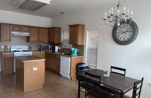 Greater Greenspoint House | KING SUITE COZY 3 BEDROOM 3 BATHROOM HOME near IAH|DOWNTOWN!
