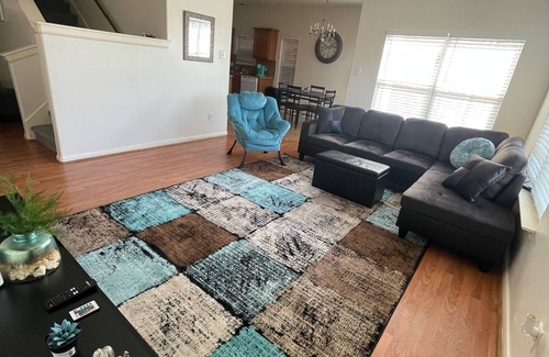 Greater Greenspoint House | KING SUITE COZY 3 BEDROOM 3 BATHROOM HOME near IAH|DOWNTOWN!