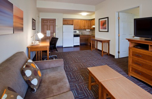 West Bloomington Condo | King Suite. Free Breakfast. Pool & Hot Tub. Relaxing Retreat!