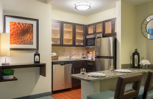 Concordville Condo | King Suite. Free Breakfast. Seasonal Outdoor Pool. Gym. Great for Business Travelers!