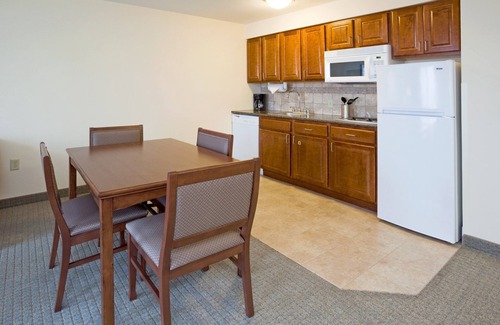 Oconomowoc Condo | King Suite. Free Breakfast. Pool. Gym. Great for Business Travelers!