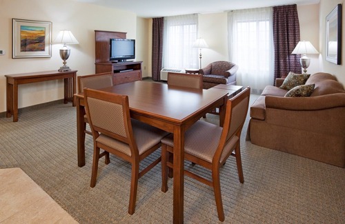 Oconomowoc Condo | King Suite. Free Breakfast. Pool. Gym. Great for Business Travelers!