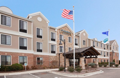 Oconomowoc Condo | King Suite. Free Breakfast. Pool. Gym. Near Aurora Medical Center!