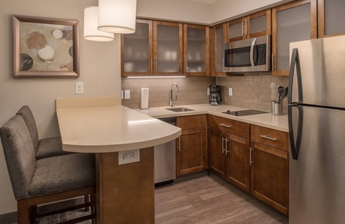 Hillsboro Condo | King Suite. Free Breakfast. Pool. Gym. Near Rock Creek Country Club!