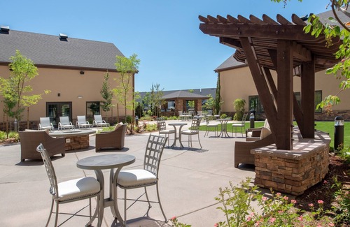 Hillsboro Condo | King Suite. Free Breakfast. Pool. Gym. Near Rock Creek Country Club!