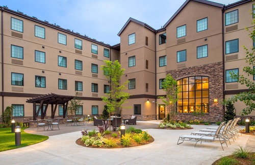Hillsboro Condo | King Suite. Free Breakfast. Pool. Gym. Near Rock Creek Country Club!