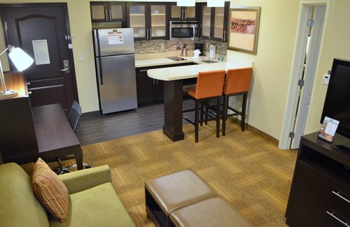 Longview Condo | King Suite. Free Breakfast. Indoor Pool & Hot Tub. 15 Min to Maude Cobb Convention Center.