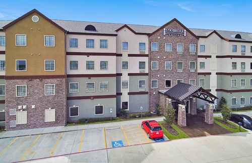Longview Condo | King Suite. Free Breakfast. Indoor Pool & Hot Tub. 15 Min to Maude Cobb Convention Center.