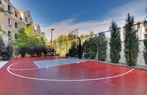 Grant Creek Apartment | King Suite. Free Breakfast. Pool & Hot Tub. Airport Shuttle. Near the University of Montana!
