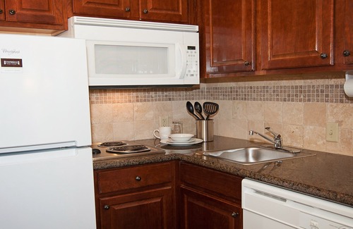 Greenwich Condo | King Suite. Free Breakfast. Outdoor Pool.
