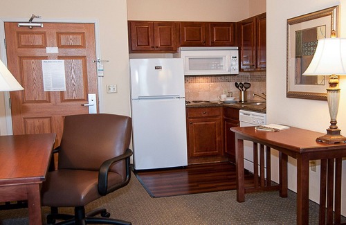 Greenwich Condo | King Suite. Free Breakfast. Outdoor Pool.