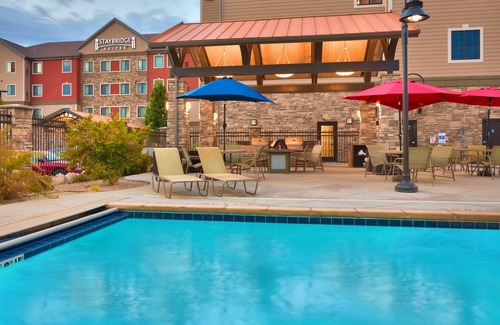 Midvale Condo | King Suite | Heated Pool, Hot Tub, Free Breakfast!