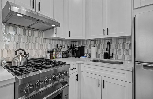 Flagler Village Apartment | King Suite in a Tropical Retreat Freedom House Fort Lauderdale Suite 4n