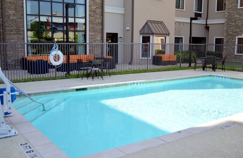 West San Antonio Condo | King Suite Near Sea World! Free Breakfast + Outdoor Pool!