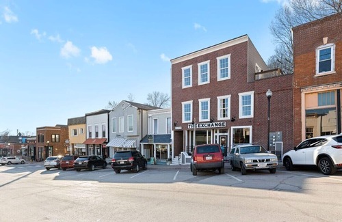 Parkville Apartment | King Suite on Main Shops&Eats Parkville
