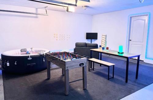 Ellenwood House | King Suite - Private Bath - Gym - Hot Tub - Game Room