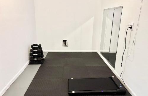 Ellenwood House | King Suite - Private Bath - Gym - Hot Tub - Game Room