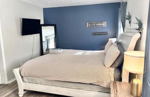 Jonesboro House | King Suite - Private Bath - Hot Tub - Home Theater - Room 5 735