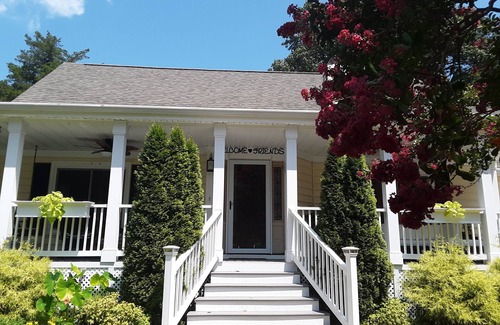 Smithfield House | King Suite Retreat with private Pool cottage home Smithfield Virginia