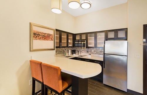 Longview Condo | King Suite w/Roll-in Shower. Free Breakfast. Indoor Pool & Hot Tub.