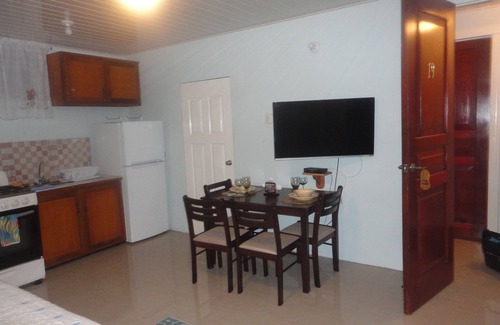 Carnbee Hotel | King Suite with Kitchenette at Bellissimo