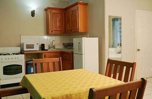 Carnbee Hotel | King Suite with Kitchenette at Bellissimo